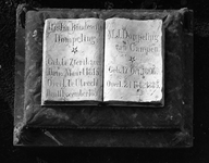 813630 Afbeelding van de grafsteen op het graf van Dr. Jan Boudewijn Dompeling en M.J. Dompeling-van Campen op de 1e ...